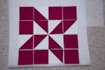 Tento vzor je tvořen ze čtverců a trojúhelníků z bílé a tmavě růžové látky